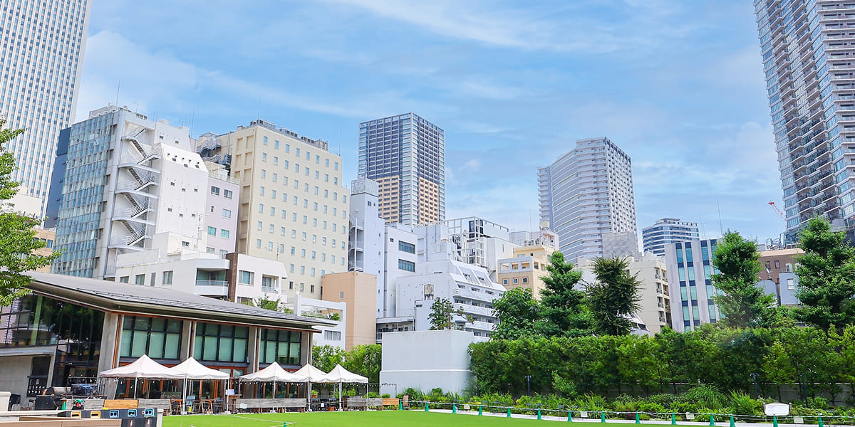 湾岸エリアの大規模オフィスビル